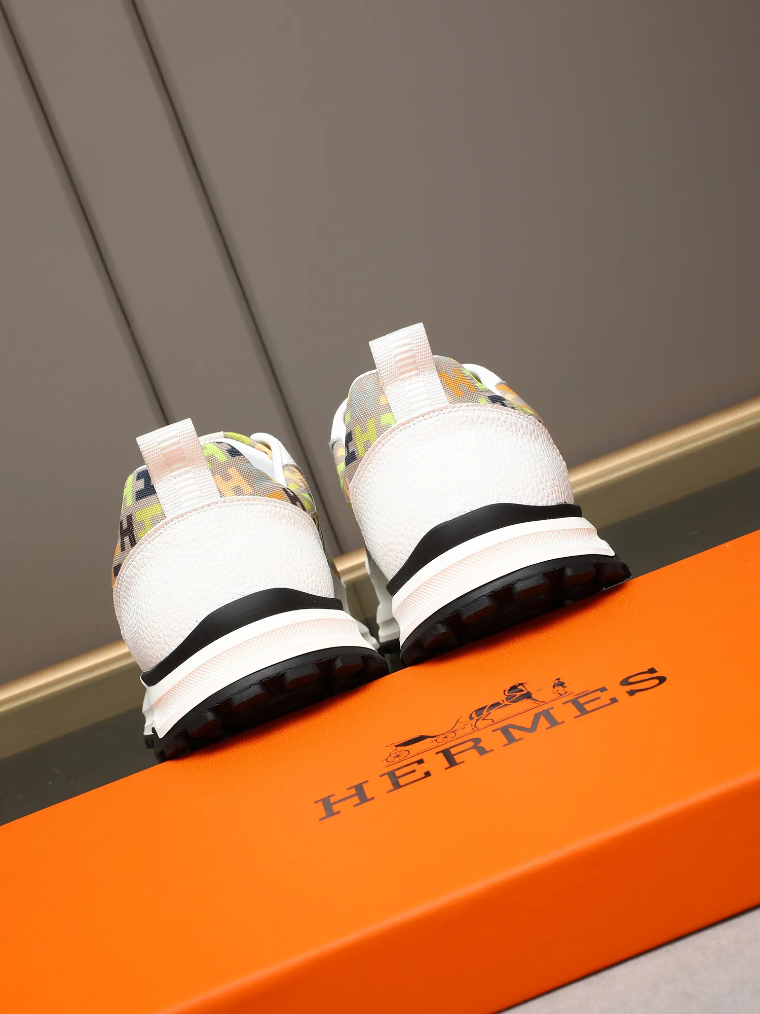 📛📛📛Men's shoes💰P400 (Hermes)🆕Men's color-blocked sneakers, with textured calfskin details. Spliced ​​with original cowhide, this shoe draws inspiration from the equestrian world, integrating technical details and practical functions. Breathable sheep lining, original combination outsole, high-end quality, and every detail is perfectly combined! Size: 38-44 (45 can be customized)